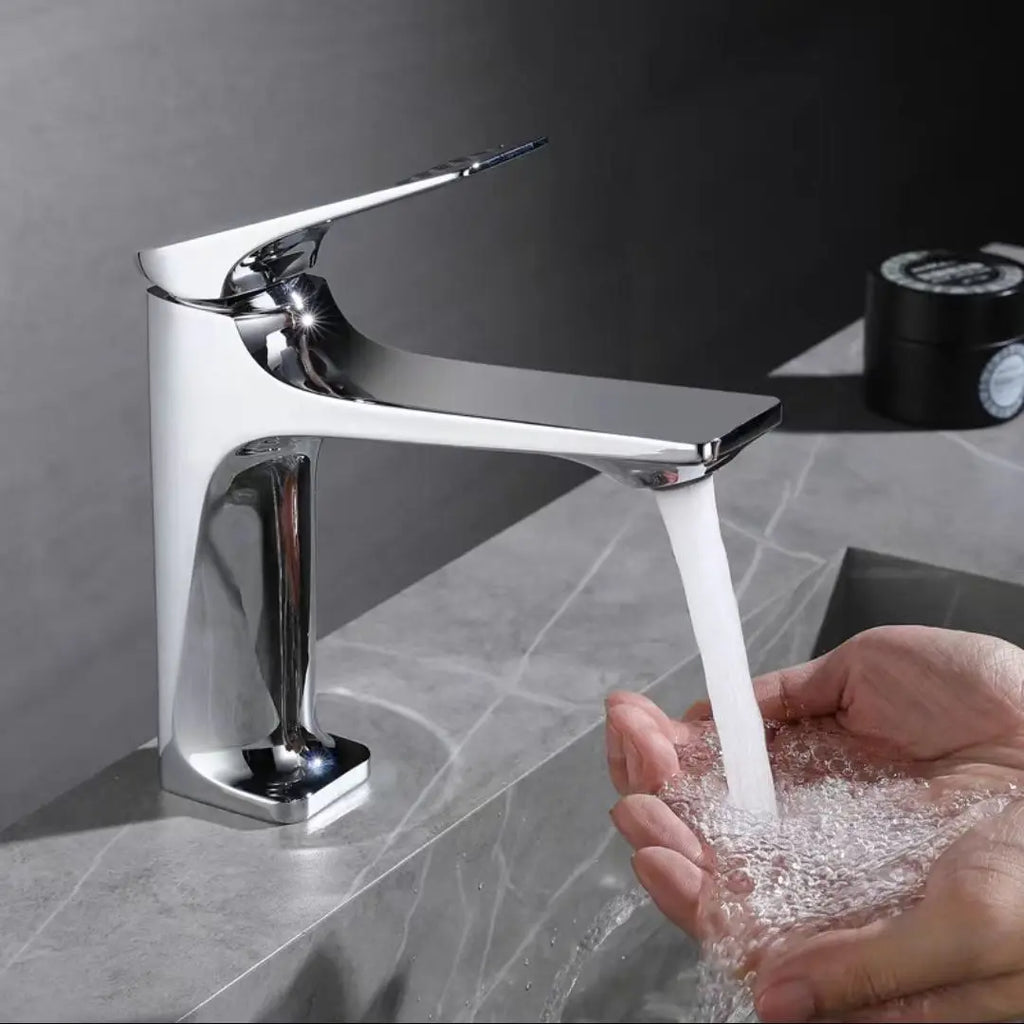 Brass Core Modern Bathroom Sink Faucet Single Handle Deck Mounted Wash Basin Water Tap Hot and Cold Mixer
